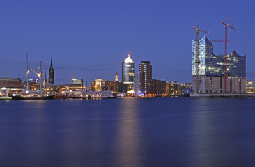Fototapeta premium Night view, port of Hamburg, Kehrwiederspitze and ElbphilharmoniePhilharmonic Hall, Hafencity district, Hamburg, Germany, Europe