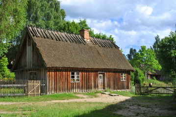 Drewniany wiejski, dom na Kaszubach - obrazy, fototapety, plakaty