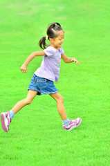 芝生広場で走る女の子
