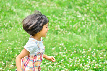 芝生広場で走る女の子