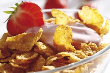 Cornflakes with strawberries and yoghurt