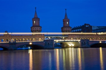 Fototapeta na wymiar Oberbaum bridge, Kreuzberg, Friedrichshain, Spree, Berlin, Germany, Europe