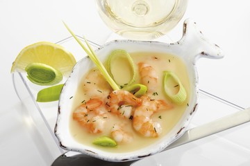 Crab soup with leek and white wine
