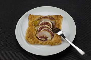 Puff pastry tartlet with pears and figs