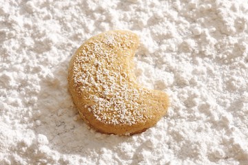Shortcrust cookie, crescent on powdered sugar