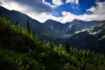 Obraz premium Clouds above the mountain valley
