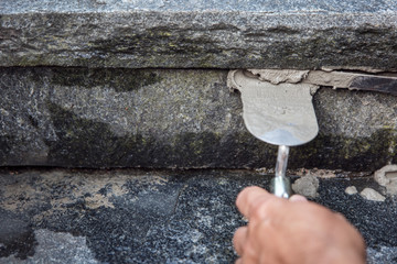Naturstein Treppe wird verfugt