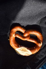 Brezel auf grauem Strick