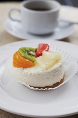 Yoghurt tarts with fruit