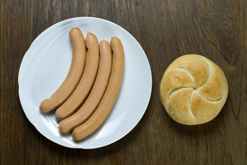 Wiener sausages with Semmel roll