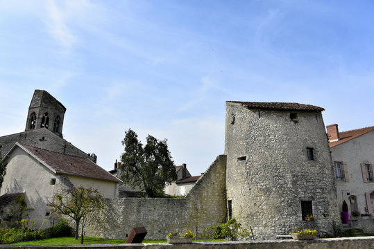 Charroux (Allier)
(Plus beau village de France)