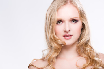 Fototapeta premium Portrait einer hübschen blonden jungen Frau vor weissem Hintergrund