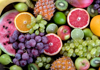 Zelfklevend Fotobehang Vruchten achtergrond. Gezond eetconcept. Bovenaanzicht. © bit24