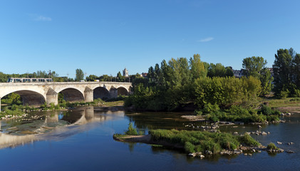 Fototapeta premium rives de Loire et pont royal à Orléans
