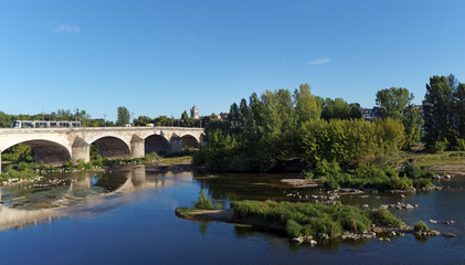 Fototapeta na wymiar rives de Loire et pont royal à Orléans