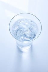 グラスと水