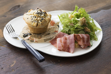 マフィンとサラダとベーコンの食事