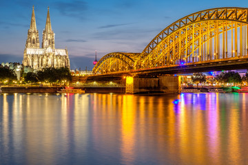 Naklejka premium Cologne Cathedral and Hohenzollern Bridge at night, Germany