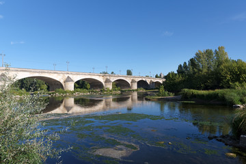 Fototapeta premium Pont royal et rivee de la Loire à Orléans