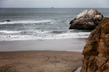 large deserted beach, beautiful view of the ocean, large stones