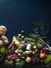 verschiedenes Essen auf dunkelblau