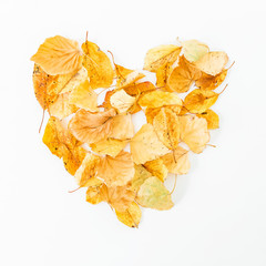 Naklejka premium Autumn love pattern made of autumn leaves on white background. Flat lay, top view