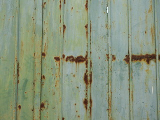 Rostige Wand in hellblau und braun