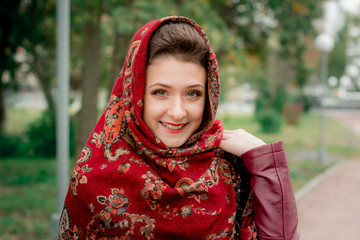 Молодая русская девушка в красном платке.