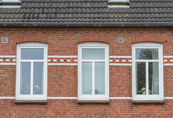 Fototapeta na wymiar Weiße Fenster eines Hauses