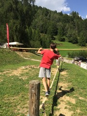 bambini giocare equilibrio  equilibrista giocare all'aria aperta