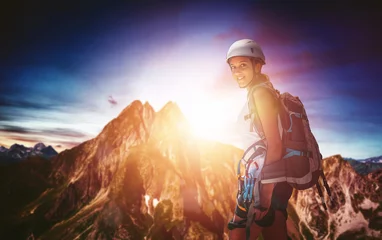 Foto op Plexiglas Alpinisme Fit atletische jonge vrouw bergbeklimmen