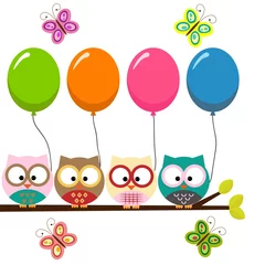 Behang Dieren met ballon Vier kleurrijke uilen met ballonnen die op de tak zitten en vlinders vliegen op een witte achtergrond