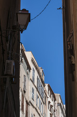 Fototapeta na wymiar Corsica, 05/09/2017: lo skyline e i vicoli della città vecchia di Bonifacio, comune del sud dell’isola costruito su alte scogliere di calcare bianco