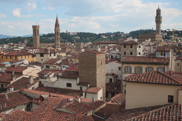 Fototapeta na wymiar Vista aerea dei tetti fatti con tegole rosse della città di Firenze. Questa è la veduta dal campanile di Giotto.