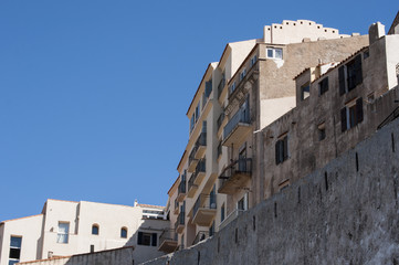 Fototapeta na wymiar Corsica, 05/09/2017: lo skyline e le mura della città vecchia di Bonifacio, comune del sud dell’isola costruito su alte scogliere di calcare bianco