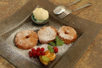 German Pastry, Apfelküchle mit Vanilleeis und Früchten
