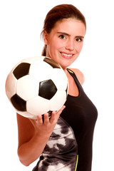 Sportliche junge Frau mit Fussball 