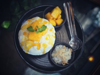 Mango Bingsu with sticky rice (Thai Style)