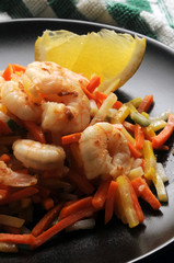 Penaeus kerathurus con vegetables julienne