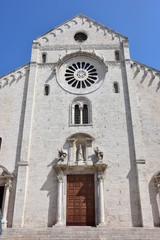 Fototapeta na wymiar Puglia, Bari, Cattedrale di San Nicola, facciata