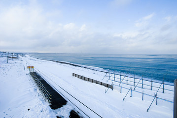 冬の道東　北浜駅とオホーツク海（北海道）