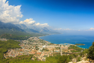 Fototapeta na wymiar view of the town of Kemer and sea from a mountain