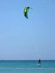 Kite surfeur pratiquant le kite foil sur la mer Méditerranée (France)