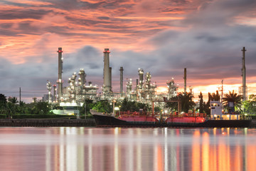 Obraz na płótnie Canvas oil and gas refinery petrochemical factory