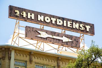 Fototapeta premium Schild 295 - 24h Notdienst