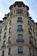 Fototapeta na wymiar Immeuble parisien à tourelle, France