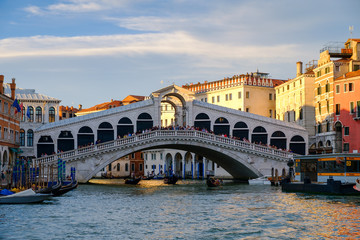 Fototapeta premium The Rialto Bridge over the Grand Canal in Venice at sunset