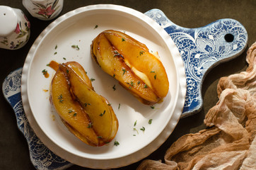 Bruschetta with mozzarella and caramelized pear with thyme