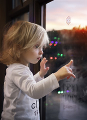 Favola di Natale. Bambina aspetta Babbo Natale