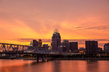 Fototapeta premium Sunset over the city of Cincinnati Ohio